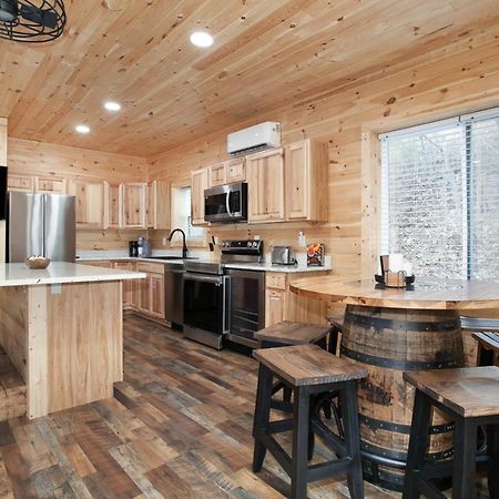 Villa Whiskey Barrel W Hot Tub Arcade Game Fire Pit à Sevierville Extérieur photo