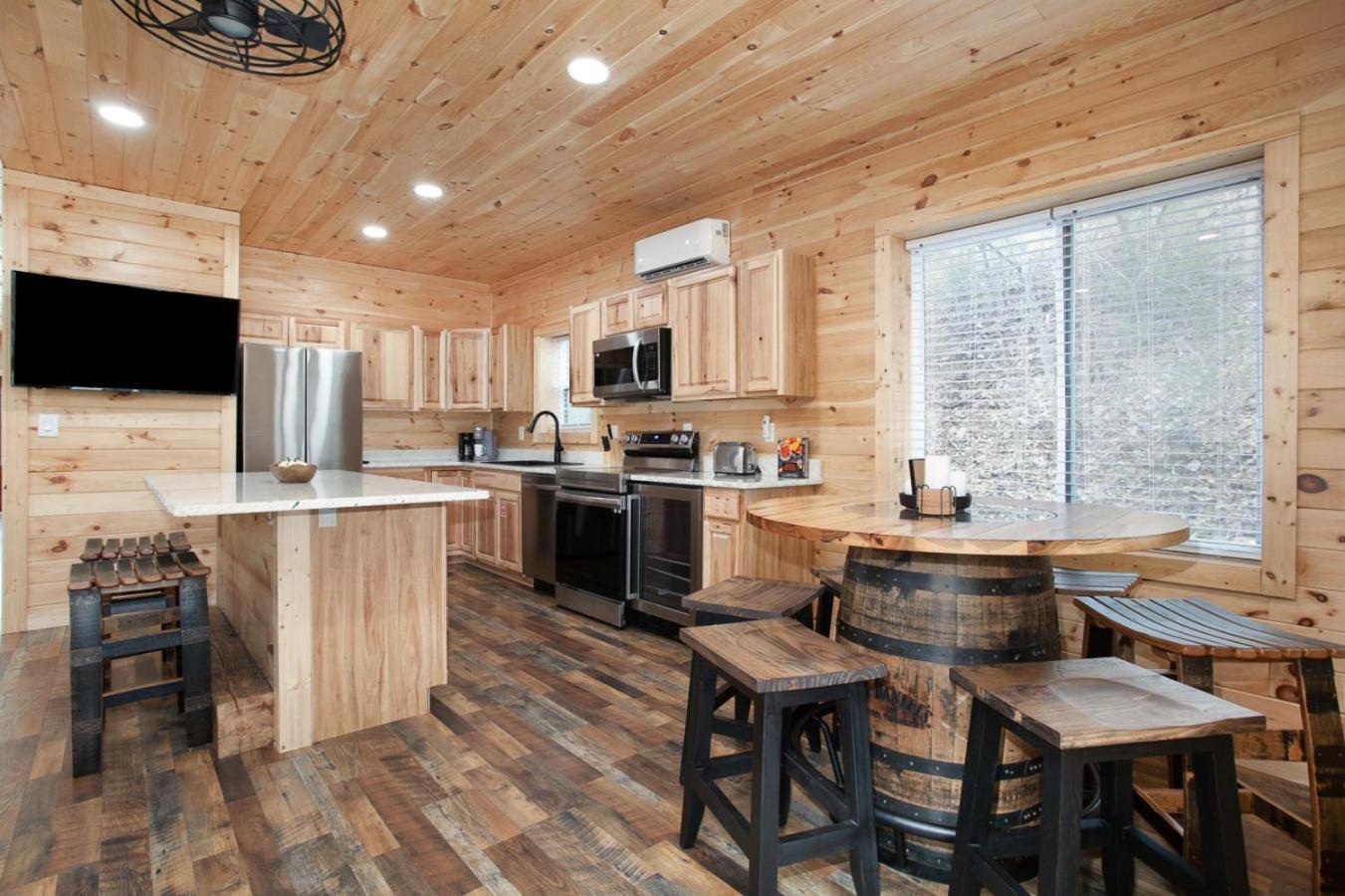 Villa Whiskey Barrel W Hot Tub Arcade Game Fire Pit à Sevierville Extérieur photo