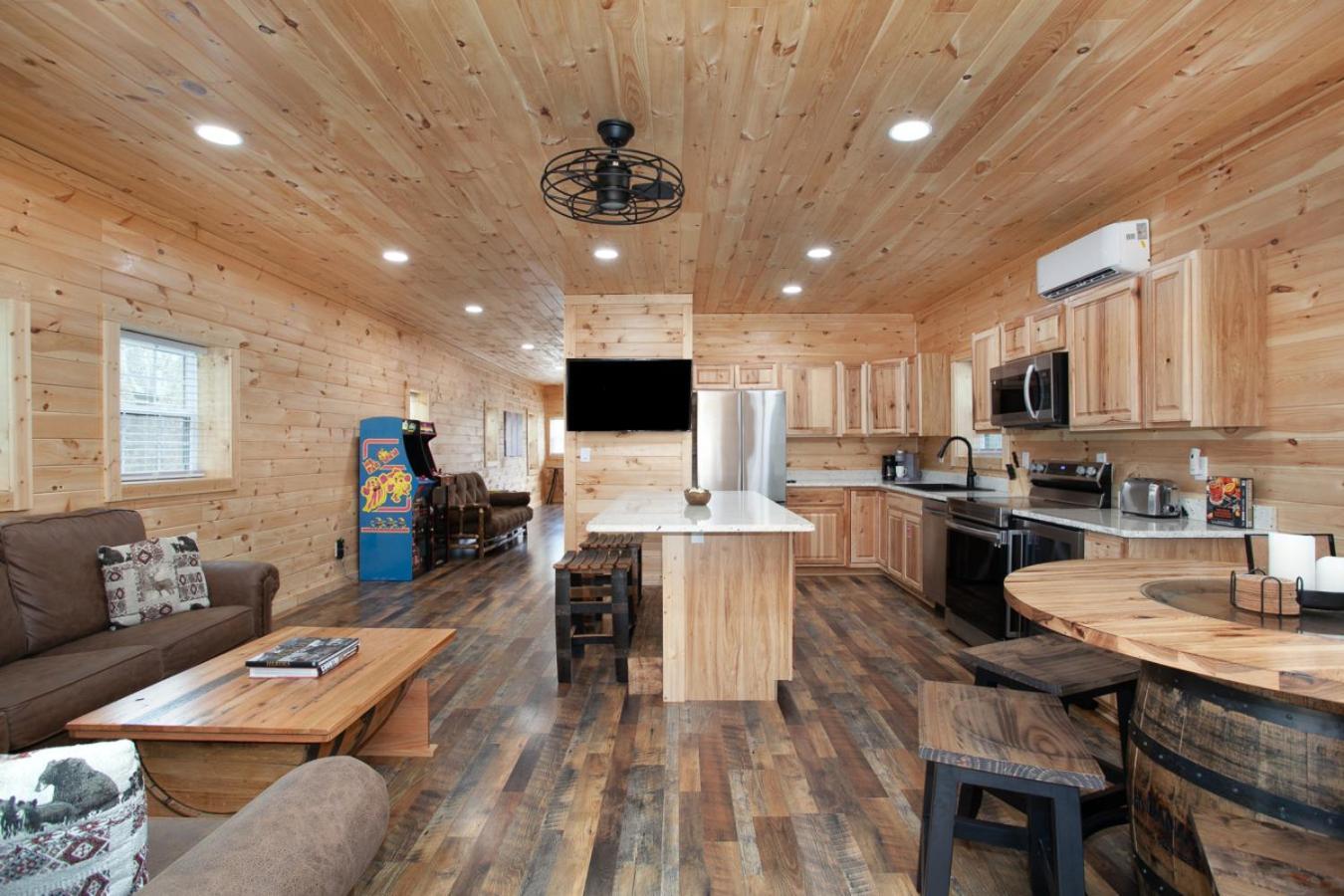 Villa Whiskey Barrel W Hot Tub Arcade Game Fire Pit à Sevierville Extérieur photo