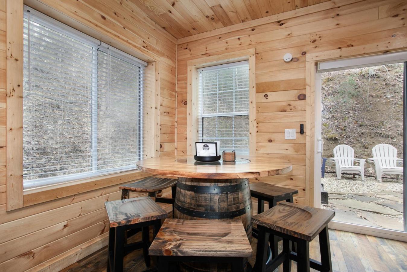 Villa Whiskey Barrel W Hot Tub Arcade Game Fire Pit à Sevierville Extérieur photo