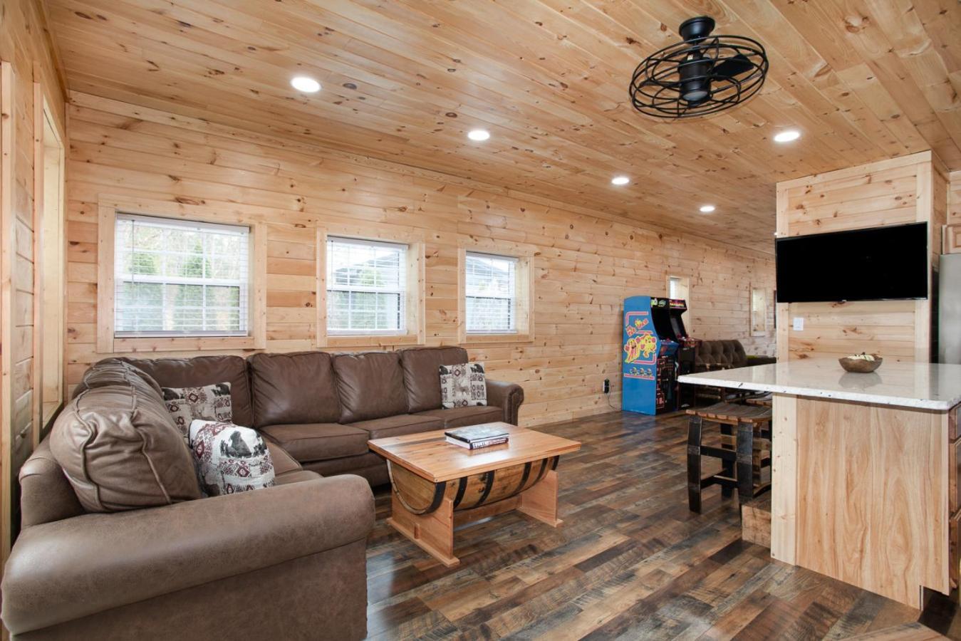 Villa Whiskey Barrel W Hot Tub Arcade Game Fire Pit à Sevierville Extérieur photo