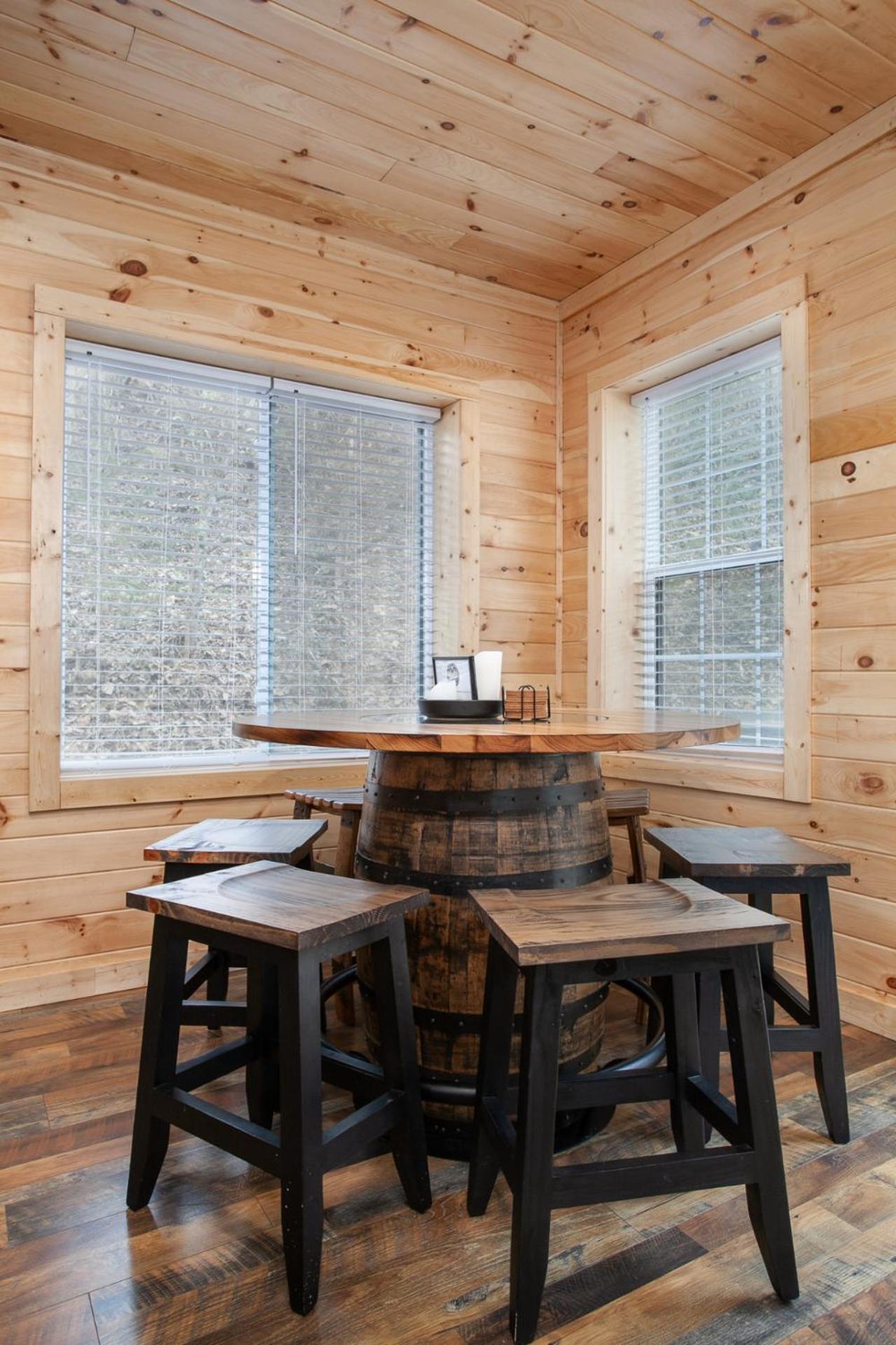 Villa Whiskey Barrel W Hot Tub Arcade Game Fire Pit à Sevierville Extérieur photo